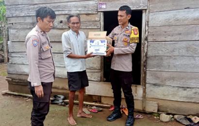 Peduli kepada Warga Kurang Mampu, Polsek Padang Guci Hulu Berikan Bantuan 