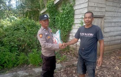 Aplian, Petani Desa Benteng Harapan Terima Bantuan dari Polsek Maje  
