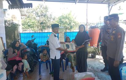 Tiga Warga Desa Tanjung Aur II, Terima Bantuan dari Polsek Tanjung Kemuning 