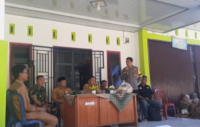 Bhabinkamtibmas Lakukan Pendampingan dan  Monitoring Pembagian Sembako di Desa Jeranglah Tinggi 