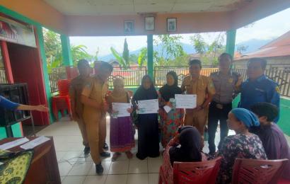 Bhabinkamtibmas Polsek Lebong Utara Hadiri Penyaluran BLT DD Kemiskinan Ekstrim
