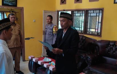 Bhabinkamtibmas Lakukan Monitoring Pelantikan Perangkat Desa