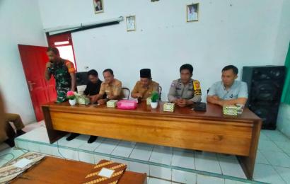 HADIRI PELANTIKAN PERANGKAT DESA, BHABINKAMTIBMAS POLSEK KETAHUN BERHARAP PERANGKAT DESA SEMAKIN BERSINERGI