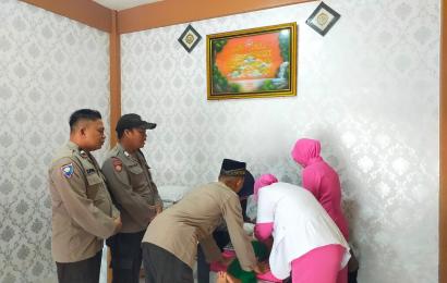 .Kolaborasi Polri dan Nakes Untuk Kecamatan Batik Nau Lebih Sehat