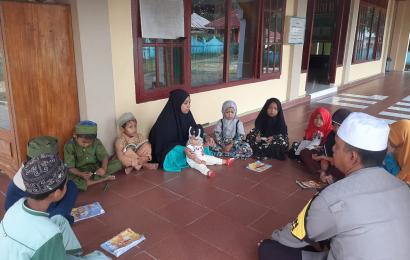 Peduli Generasi Muda, Bhabinkamtibmas Aipda M.Harahap Ajarkan Anak-anak Belajar Mengaji