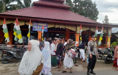 Polsek Lais Amankan Sholat Idul Adha Di Desa Kalbang san Desa Taba Baru