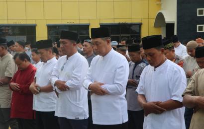 Kapolda Bengkulu Bersama PJU Laksanakan Salat Iduladha di  Halaman Mako Polda Bengkulu
