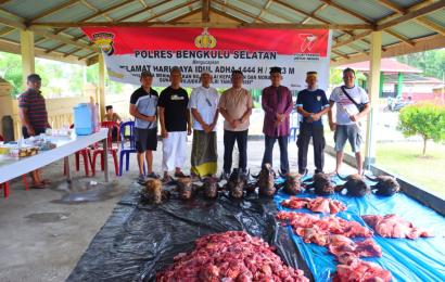 Polres BS dan Polsek Jajaran Lakukan Pemotongan Hewan Kurban dalam Rangka Hari Raya Iduladha 1444 H