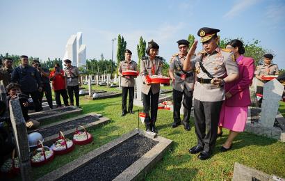 Jelang HUT ke-77 Bhayangkara, Kapolri dan Jajaran Ziarah ke TMP Kalibata 