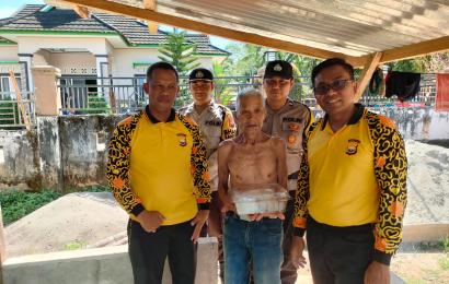 Polsek  Ketahun Bagikan Rendang Daging  Kurban  kepada Warga Desa Bukit Indah 