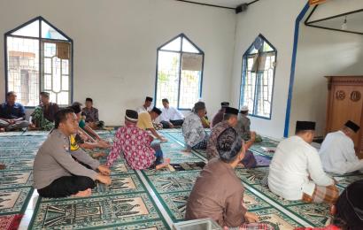 Kanit Binmas dan Bhabinkamtibmas Polsek Kedurang   Safari Jumat, Sampaikan Imbauan Kamtibmas