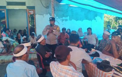  Bhabinkamtibmas Polsek Enggano Hadiri Undangan Upacara Adat Bukak Pantang Warganya