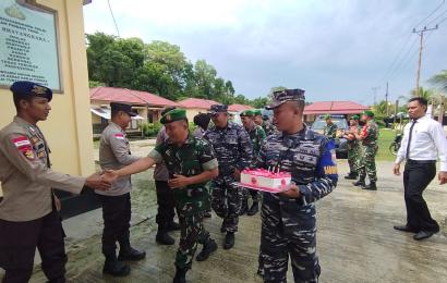 Anggota TNI Grebek Polsek Enggano Berikan Ucapan HUT Bhayngkara Ke-77