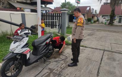 Bhabinkamtibmas Polsek Kota Manna Lakukan Sambang kepada Tukang Tambal Ban   