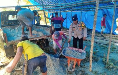 Bhabinkamtibmas Bripka Maraden Bantu Warga Siapkan Pesta Hajatan