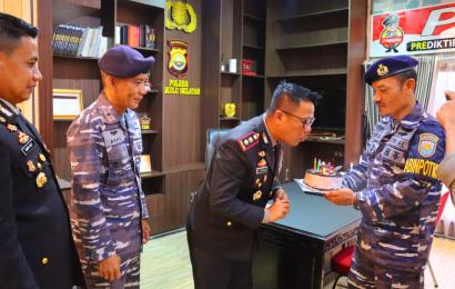 Jalin Sinergitas,  Pos TNI AL Bengkulu Selatan Berikan Kejutan Hari Bhayangkara ke-77 ke Polres BS