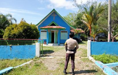 Bhabinkamtibmas Polsek Pino Lakukan Pengamanan di Gereja GKSBS Kayu Ajaran