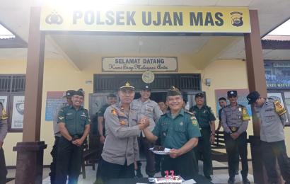 Koramil 409/10 Bermani Ilir dan Koramil 409/04 Kepahiang Kunjungi Polsek Berikan Surprise Hari Bhayangkara