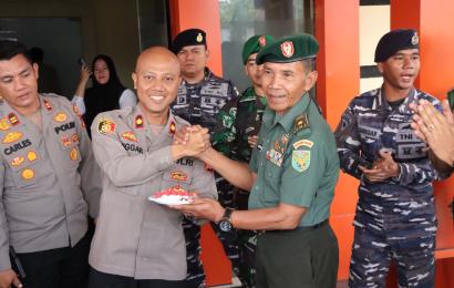 Polres Kaur Dapat Kejutan dan Ucapan HUT Bhayangkara Ke 77 Dari Koramil 04-8 BS/K