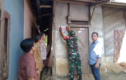 Bhabinkamtibmas Polsek Batiknau Dampingi Pasang Stiker Pada Rumah Warga