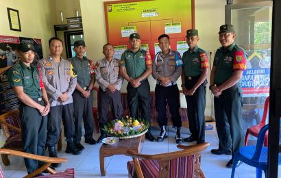 Peringati HUT Bhayangkara Ke 77, Polsek Muara Sahung Dapat Tumpeng Ucapan HUT dari Koramil 408-03 