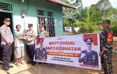 Sambangi Warga Suka Makmur, TNI dan Polri Bagikan Sembako