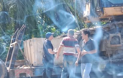 Kanit Binmas Datangi Lokasi Tronton Bermuatan Alber Nyangkut di Lintas Pesisir 