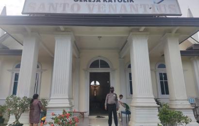 Berikan Rasa Aman Saat Ibadah Minggu, Personel Polsek Padang Jaya Rutin Lakukan Pengamanan di Gereja