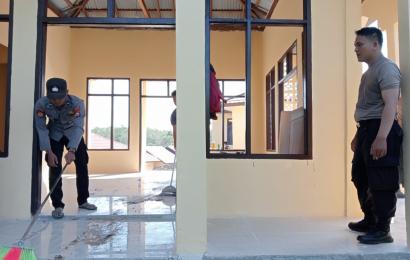 Polsek Batik Nau Laksanakan Bersih-Bersih Mushola 