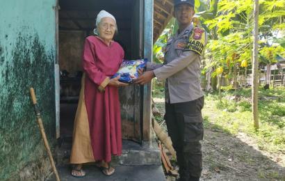 Personel Polsek Maje Salurkan Bantuan kepada Warga 