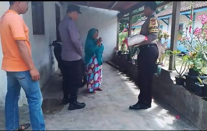Warga Sakit Menahun dan Janda, Terima Bantuan Sembako dari Personel Polsek Nasal