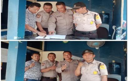 Jaga Keamanan Wilayah, Bhabinkamtibmas Polsek Teluk Segara Sambangi Satpam PLN kelurahan Pasar Baru