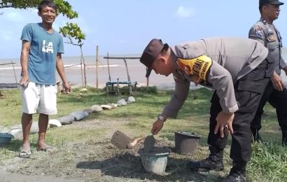Sambang Dialogis, Bhabinkamtibmas Polsek Kota Manna Bantu Warga Perbaiki Jalan