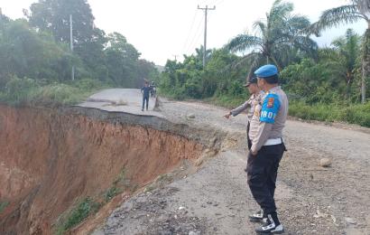 Kapolsek Batik Nau Bersama Unsur Tripika Lakukan Pengecekan Jalan Abrasi di Pesisir 