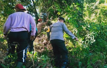 Polsek Giri Mulya Bersama Warga Tebang Pohon yang Mengganggu Kabel Listrik 