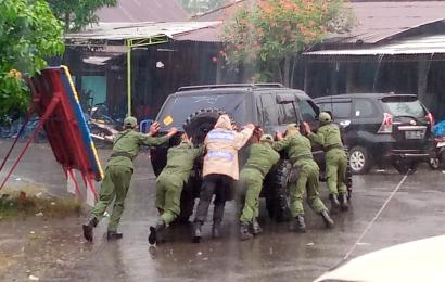 Bentuk Sinergitas Bhabinkamtibmas - Linmas, Bantu Dorong Mobil Warga yang Mogok