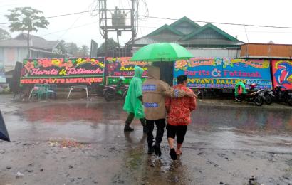 Diguyur Hujan, Anggota Polsek Padang Jaya Tetap Berikan Pelayanan Terbaik kepada Masyarakat