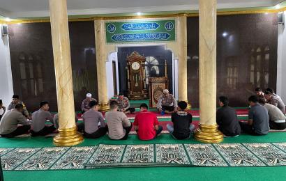 Polres Kaur Polda Bengkulu melaksanakan Bimbingan Rohani dan Mentall (Binrohtal) dengan membaca Yasin bersama di Masjid Baiturrahman Polres Kaur, Kamis (06/07/2023) Pukul 08.00 Wib s/d Selesai  Kegiatan membaca yasin bersama Polres Kaur ini dihadiri oleh Personel Polres Kaur dan Polsek jajaran, pembacaan Yasin dipimpin oleh Bripka Pitrusdi dan dilanjutkan dengan pembacaan doa.  Disampaikan Kapolres Kaur AKBP Eko Budiman, S.I.K., M.I.K., M.Si, melalui Kasi Humas AKP Johny Silaen kegiatan membaca yasin bersam