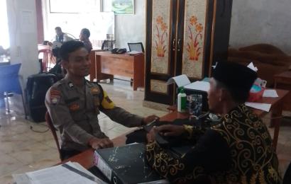 Sambangi Tokoh Masayarakat, Bhabikamtibmas Polsek Tanjung Kemuning Sampaikan Imbauan Kamtibmas 
