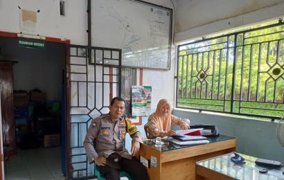 Cegah Gangguan Kamtibmas, Bhabinkamtibmas Sambangi Pemdes Tanjung Aur  