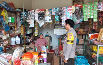 Bhabinkamtibmas Polsek Pino Raya Sambang Monitoring Perkembangan Stok dan Harga Sembako