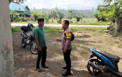 Bhabinkamtibmas Polsek Kedurang Berikan Teguran Humanis Kepada Warga yang Tidak Menggunakan Helm