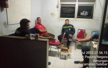 Sambangi Security Dealer Hino, Bhabinkamtibmas Polsek Selebar Berikan Imbaun Kamtibmas