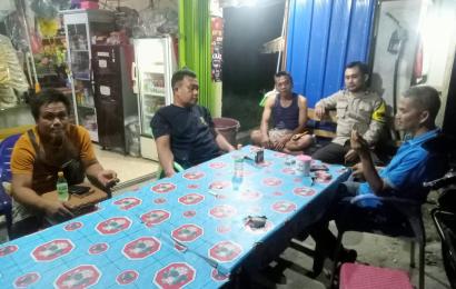 Sambang Malam Hari, Bhabinkamtibmas  Jalin Silaturahmi dan Sampaikan  Imbauan kepada Warga Binaan 