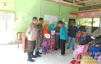 Bhabinkamtibmas Polsek Lebong Utara Hadiri Pembagian BLT DD Ekstrim di Desa Selebar Jaya