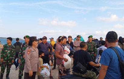 Berikan Rasa Aman, Kapolsek Bersama Personel Melaksanakan Pengamanan Kedatangan Kapal Penumpang