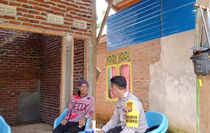 Sambangi Warga Binaannya, Bhabinkamtibmas Polsek Batik Nau Sampaikan Imbauan Kamtibmas