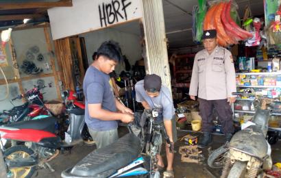 Anggota Polsek Padang Jaya Patroli Dialogis di Bengkel Sepeda Motor