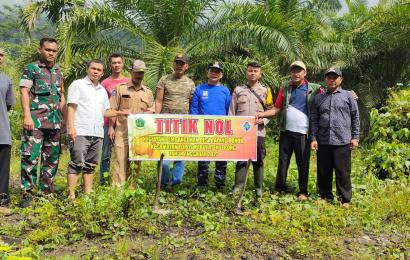 Bhabinkamtibmas Polsek Rimbo Pengadang Hadiri Pemasangan Titik Nol Pembangunan JUTdi Desa Talang Donok