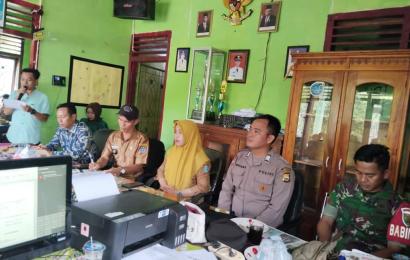Kanit Binmas Bripka Sofian Efendi Lakukan Pendampingan Penyaluran Dana BLT DD